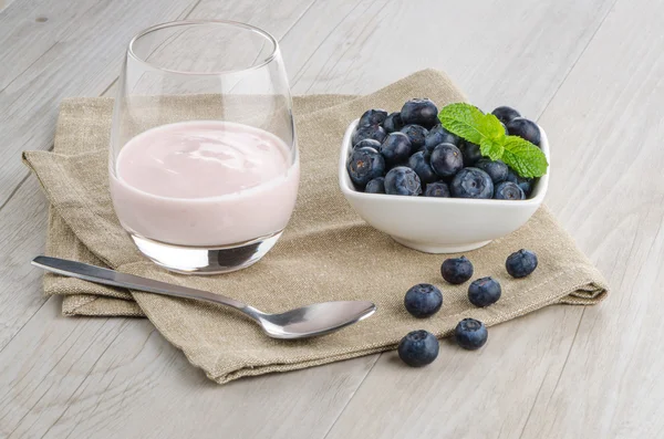 用新鲜蓝莓酸奶 — 图库照片