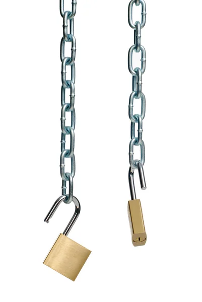 İki açık asma kilit ve zincir — Stok fotoğraf