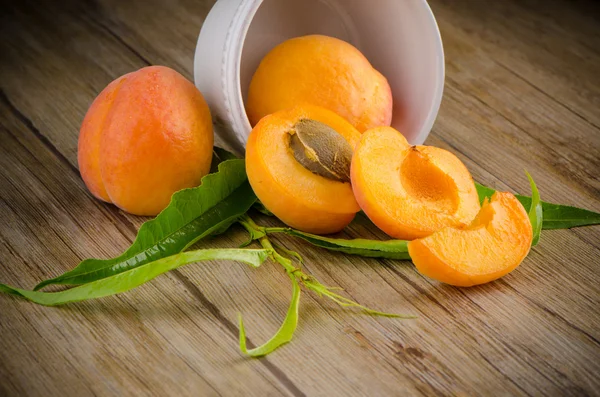 Abricots sur table en bois . — Photo