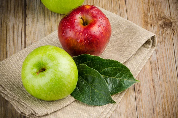 Äpfel in einer Serviette — Stockfoto