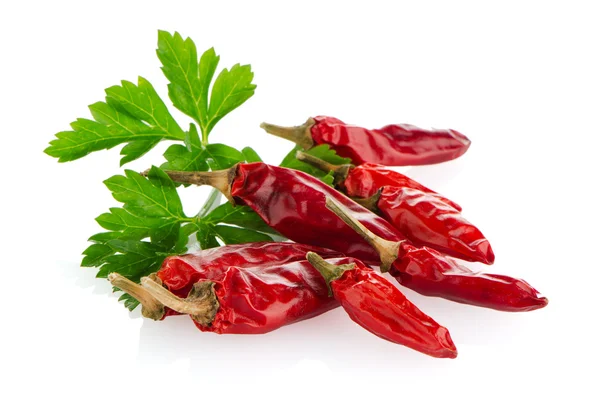 Pimenta vermelha ou pimenta e folhas de salsa — Fotografia de Stock