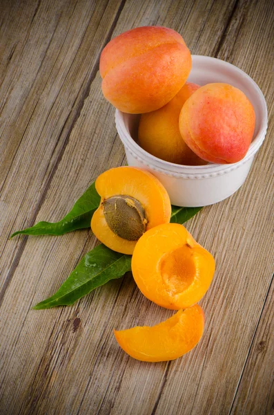 Aprikoser på träbord. — Stockfoto
