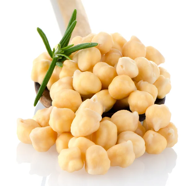 나무로 되는 숟가락에 chickpeas — 스톡 사진