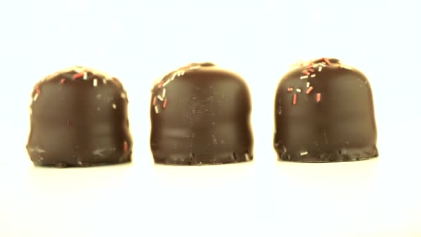 Malvaviscos recubiertos de chocolate — Vídeos de Stock