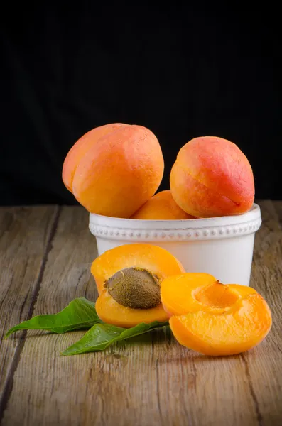 Apricots on wooden table. — Stock Photo, Image