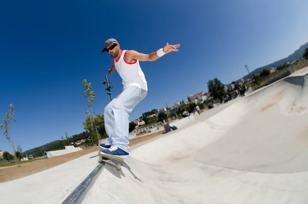 Skateboarder in een concrete pool — Stockfoto