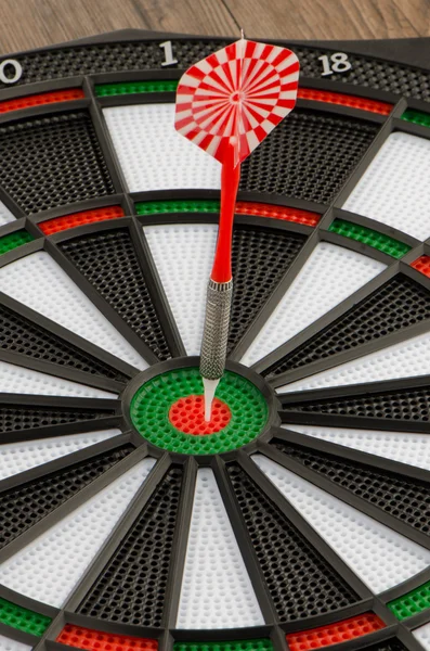 Dartboard met dart — Stockfoto