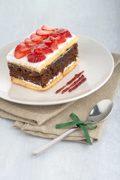 Chocolate strawberry cake — Stock Photo, Image