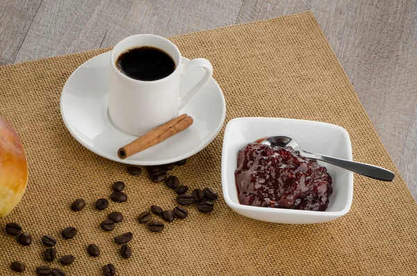 Tasse schwarzen Kaffee und Croissant — Stockfoto