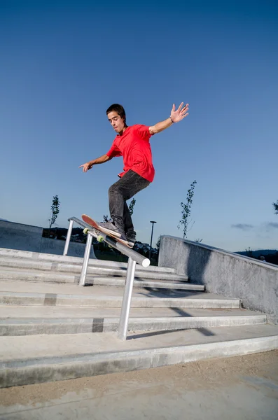 Skateboarder su uno scivolo — Foto Stock