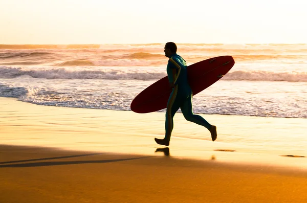 Surfer running — Stock Photo, Image