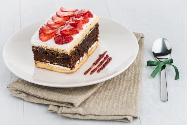 Chocolate strawberry cake — Stock Photo, Image