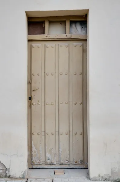 Vieille porte d'entrée en bois — Photo