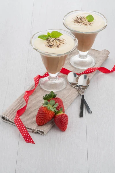 Chocolate mousse and strawberries — Stock Photo, Image