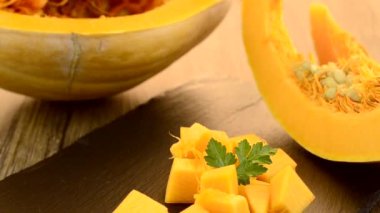 Balkabakları masanın üstünde.