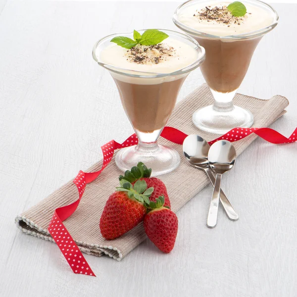 Chocolate mousse and strawberries — Stock Photo, Image
