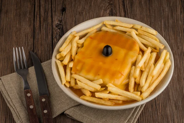 Francesinha sul piatto — Foto Stock