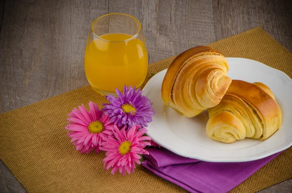 Croissants met jus d'orange — Stockfoto