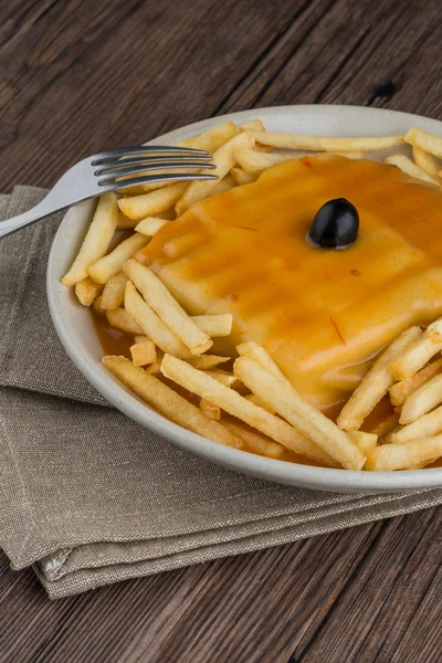 Francesinha sul piatto — Foto Stock