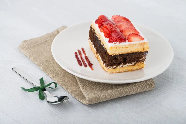 Chocolate strawberry cake — Stock Photo, Image