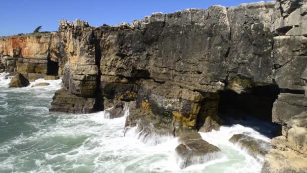 La costa rocosa de Cascais — Vídeo de stock