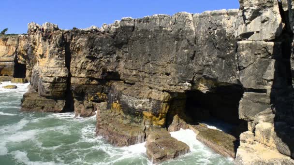 O litoral rochoso de Cascais — Vídeo de Stock