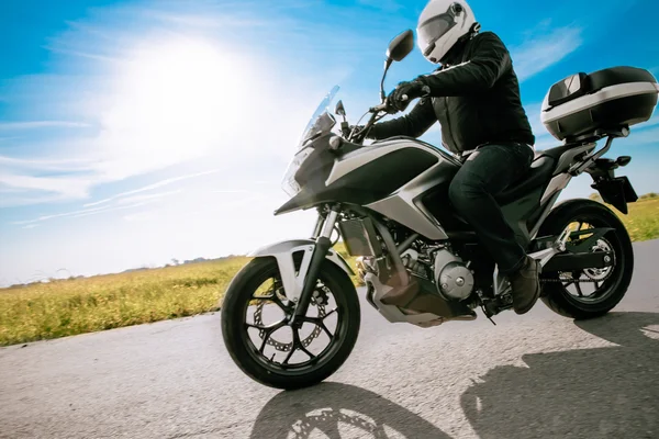 Motociclista em motocicleta de estrada capacete — Fotografia de Stock