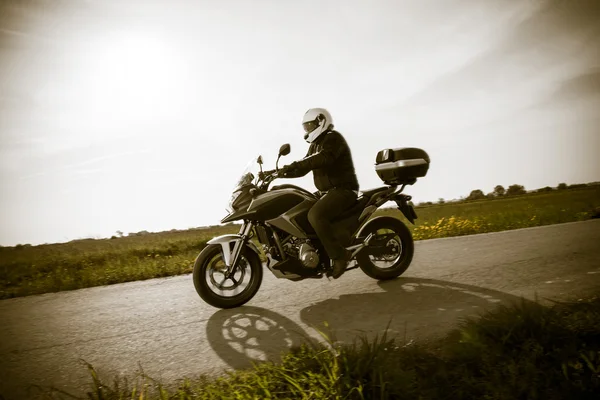 Motociclist pe drum — Fotografie, imagine de stoc