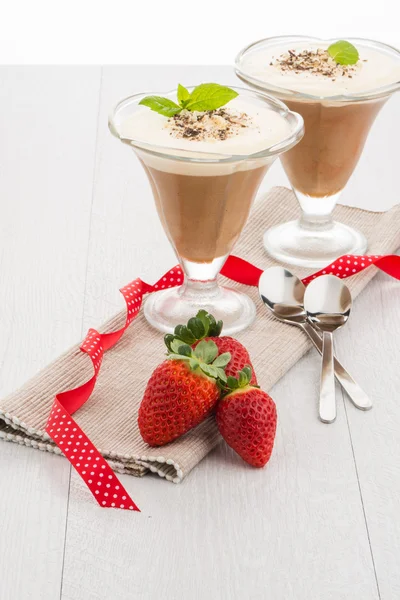 Chocolate mousse and strawberries — Stock Photo, Image