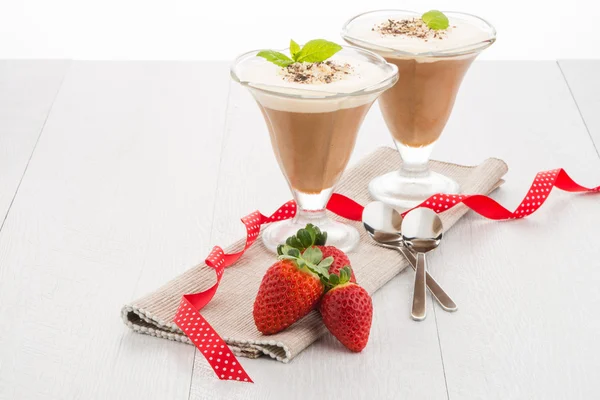 Mousse de chocolate e morangos — Fotografia de Stock