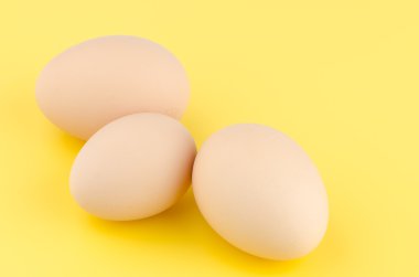 üç kahverengi yumurta