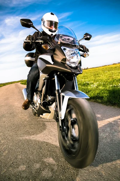 Motociclista na estrada — Fotografia de Stock