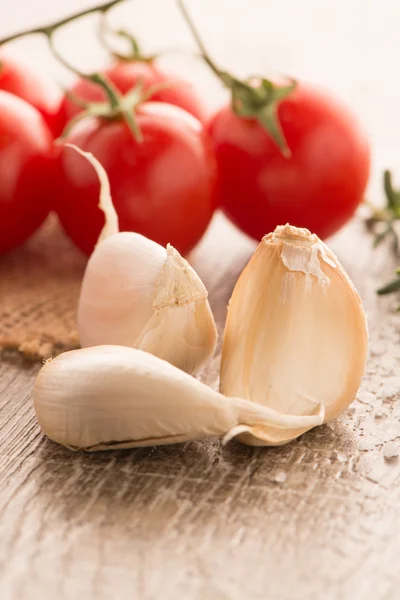 Cherry tomatoes and onion — Stock Photo, Image