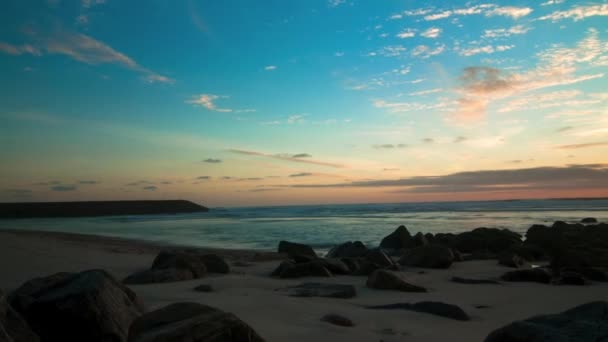 Закат времени на пляже — стоковое видео