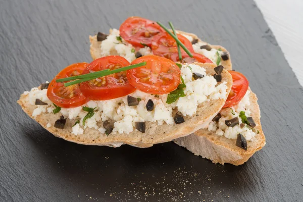 Brood met huisje — Stockfoto