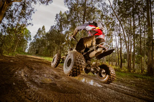 Quad jezdec skákat — Stock fotografie