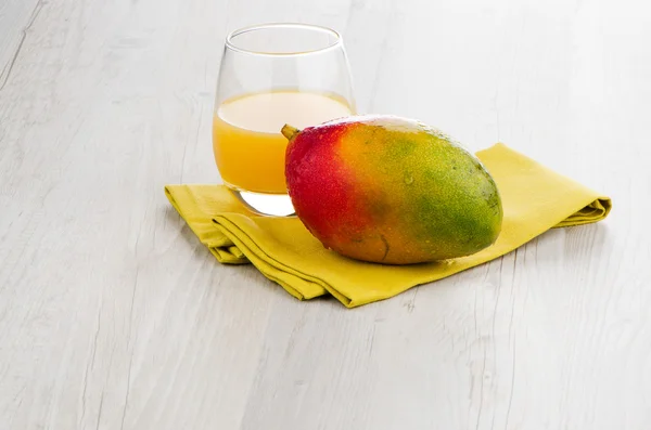 Frischer Mangosaft — Stockfoto