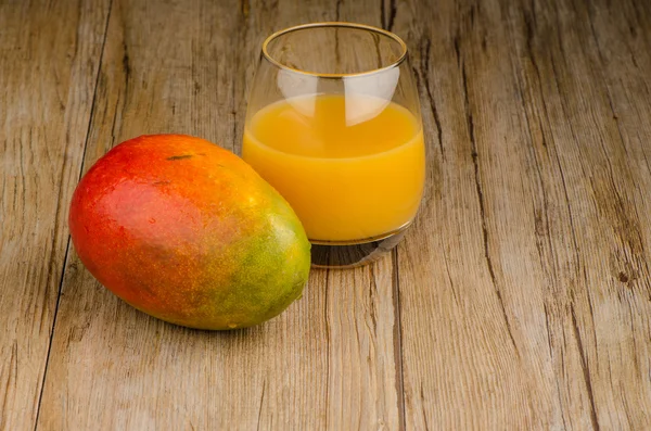 Сок свежего манго — стоковое фото