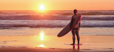 Surfer kijken naar de golven