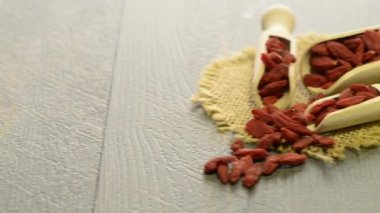 Goji meyveleri tahta kaşıklar üzerinde