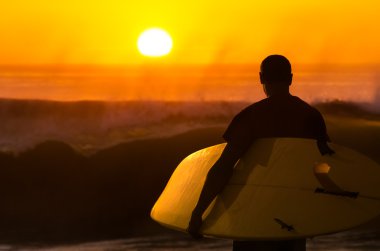 Surfer kijken naar de golven