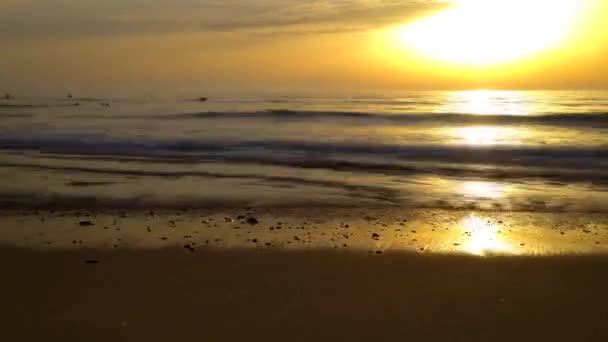 Solnedgång timelapse med vågor krasch på stranden — Stockvideo