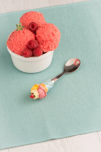Kırmızı meyve dondurma — Stok fotoğraf