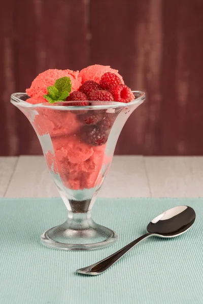 Glace aux fruits rouges — Photo