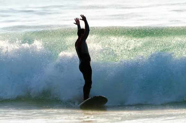 Larga tabla surfeando las olas al atardecer —  Fotos de Stock