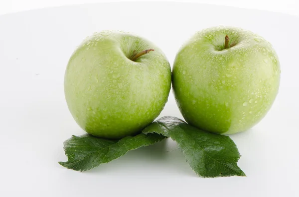 Dos manzanas verdes frescas — Foto de Stock