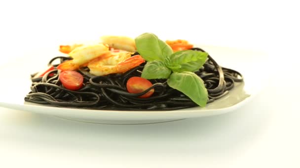 Black spaghetti with shrimps — Stock Video