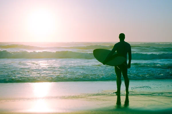 Surfer kijken golven — Stockfoto