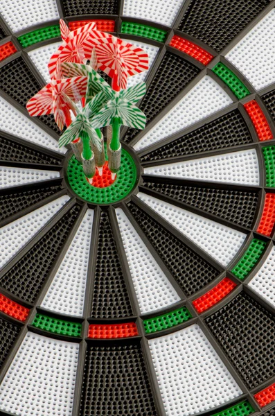 Dartbord met darts — Stockfoto