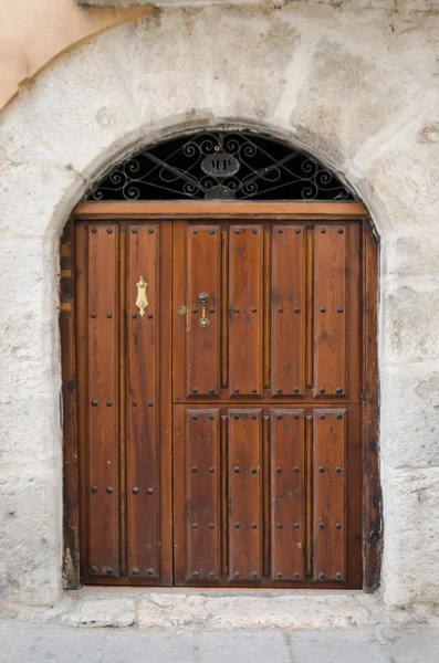 Staré dřevěné vstupní dveře — Stock fotografie